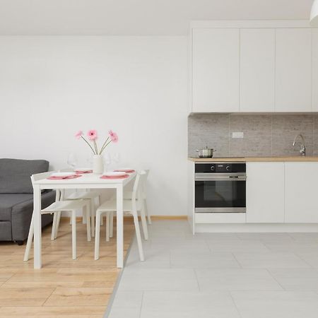 Warsaw Ulrychow Apartment With Parking By Renters Exterior photo
