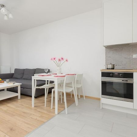 Warsaw Ulrychow Apartment With Parking By Renters Exterior photo
