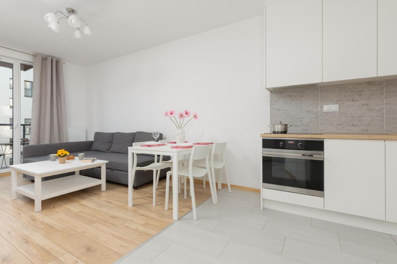 Warsaw Ulrychow Apartment With Parking By Renters Exterior photo