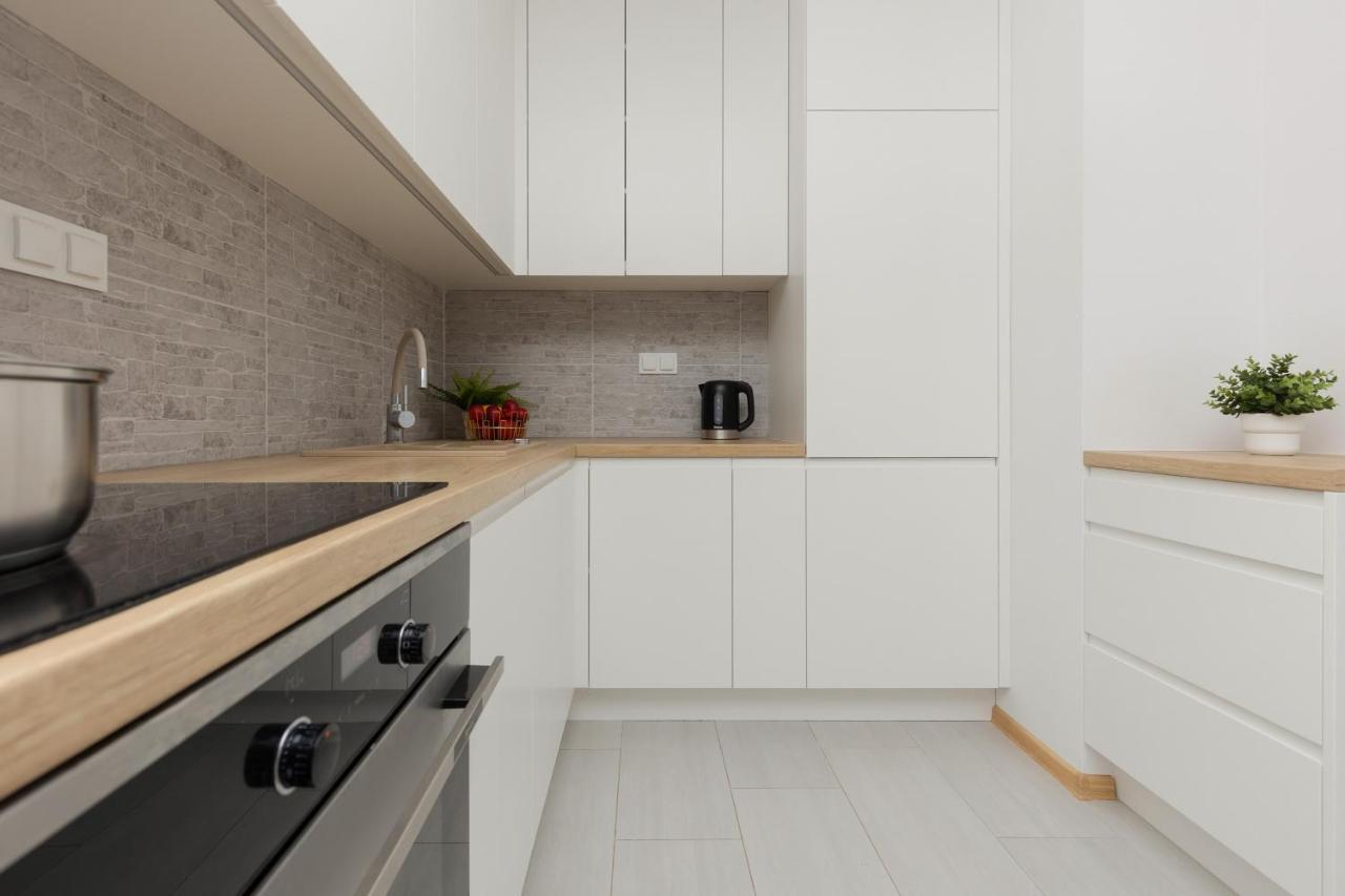 Warsaw Ulrychow Apartment With Parking By Renters Exterior photo