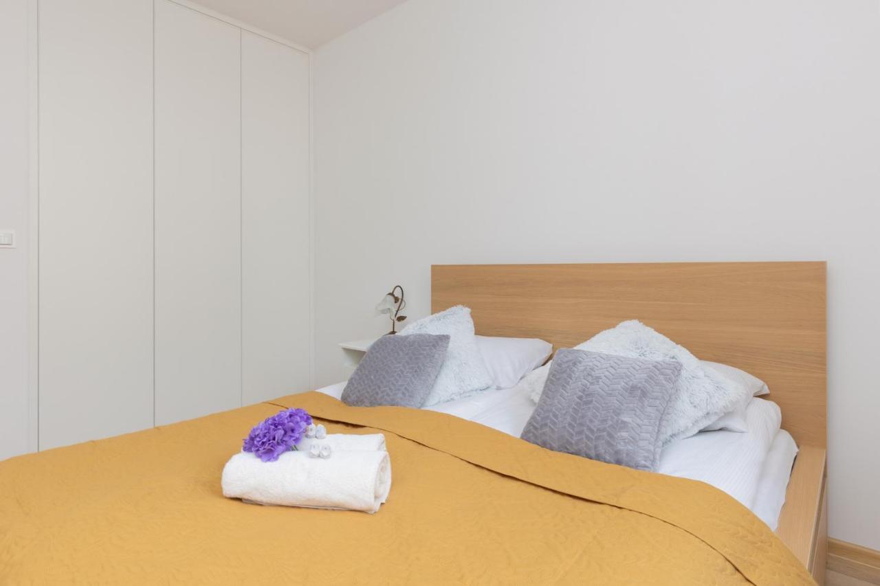 Warsaw Ulrychow Apartment With Parking By Renters Exterior photo