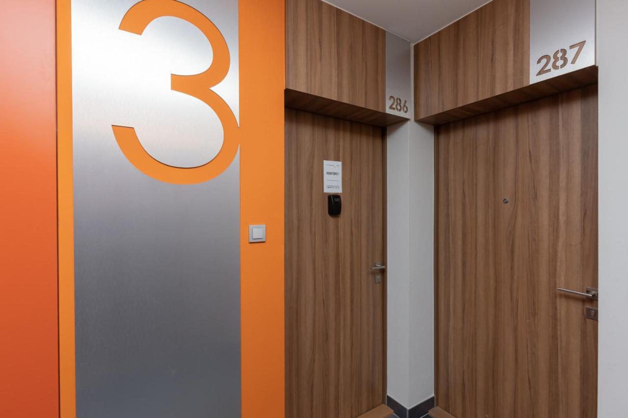 Warsaw Ulrychow Apartment With Parking By Renters Exterior photo